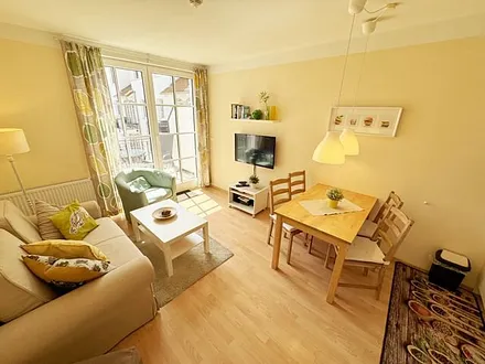 geräumiger Wohnbereich mit Couch (Aufbettungsmöglichkeit für 3. Person – 1,20 m x 1,96 m), Sessel, Couchtisch, Leselampe, Flachbild-TV sowie eine Mini-Stereoanlage mit CD und DVD-Player