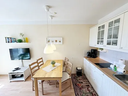 Esstisch und Stühlen