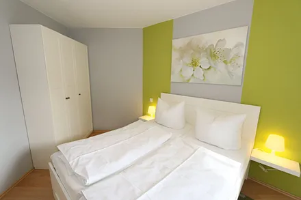 Schlafzimmer mit Doppelbett (1,60 m x 2,00 m), hochwertigen Matratzen, verstellbaren Lattenrosten, 2 Nachttischlampen, Flachbild-TV, Radiowecker und Kleiderschrank