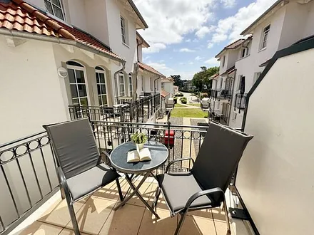 bestuhlter Balkon (Süd) mit Sonnenschirm