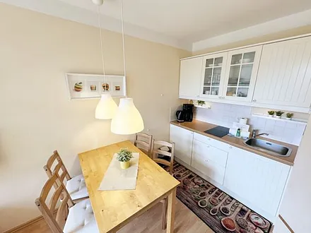 Esstisch und Stühlen