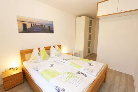 Schlafzimmer mit Doppelbett (1,80 m x 2,00 m), verstellbare Lattenroste, Nachttischkonsolen, Kleiderschrank und einem Flachbild-TV