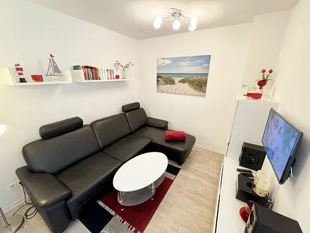 Wohnbereich mit gemütlicher Couch, LCD-TV, DVD-Player und einer Musikanlage mit USB und Iphone/IPod Dock Station