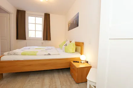 Schlafzimmer mit Doppelbett (1,80 m x 2,00 m), verstellbare Lattenroste, Nachttischkonsolen, Kleiderschrank und einem Flachbild-TV