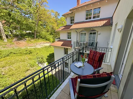 großer bestuhlter Balkon (Nord/West) mit Blick Richtung Wald