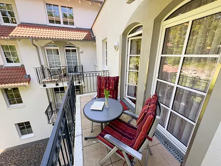 großer bestuhlter Balkon (Nord/West) mit Blick Richtung Wald