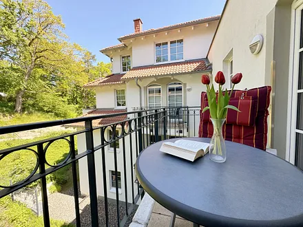 großer bestuhlter Balkon (Nord/West) mit Blick Richtung Wald