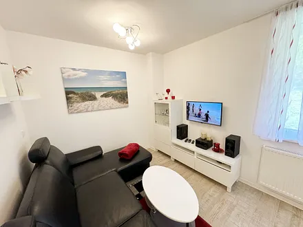 Wohnbereich mit gemütlicher Couch, LCD-TV, DVD-Player und einer Musikanlage mit USB und Iphone/IPod Dock Station