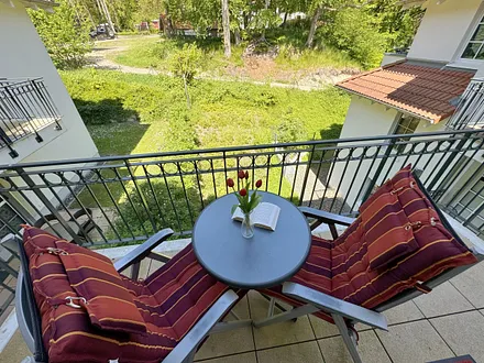 großer bestuhlter Balkon (Nord/West) mit Blick Richtung Wald