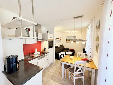 Küchenzeile mit Backofen, 2 Zonen-Ceranfeld, Spülmaschine, Kühlschrank mit Gefrierfach, Kaffeemaschine, Wasserkocher, Toaster und praktischen Kochutensilien