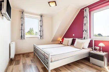 1. Schlafzimmer mit TV