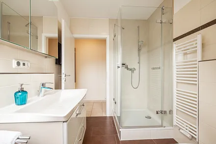 Bad mit Dusche und WC