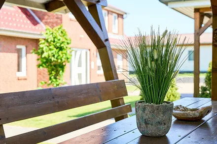 Sitzgelegenheit auf dem Grundstück