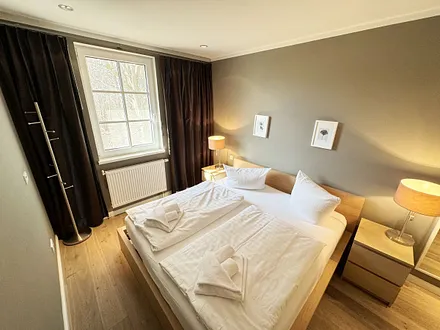 Schlafzimmer mit komfortablem Doppelbett (1,80 m x 2,00 m) und einem Einbauschrank