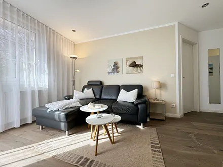 Wohnbereich mit Couchecke, Leselampe, iPad Air, Smart-TV, SONOS-Musikanlage mit DAB Radio sowie ein Festnetztelefon gehören zur elektronischen Ausstattung