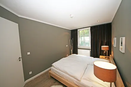 Schlafzimmer mit komfortablem Doppelbett (1,80 m x 2,00 m) und einem Einbauschrank