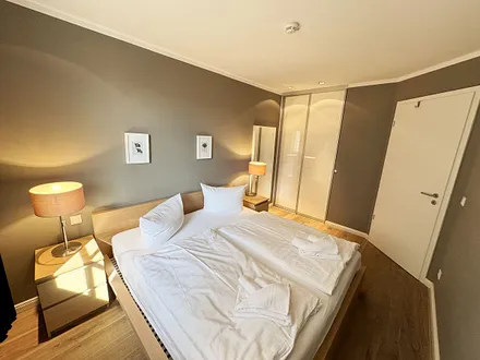 Schlafzimmer mit komfortablem Doppelbett (1,80 m x 2,00 m) und einem Einbauschrank