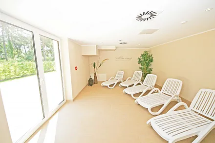 Wellnessbereich mit Innenpool (8 m x 4 m - 1,30 m tief), Sauna und Ruheraum im Haupthaus A inklusive