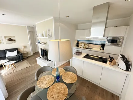 offene Küche mit Kochinsel, Induktionsherd, Backofen, Mikrowelle, Senseo Padmaschine, Kühlschrank mit Gefrierfach und anderen praktischen Helfern