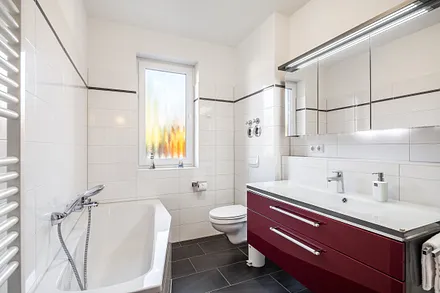 Bad mit Dusche, Badewanne und WC