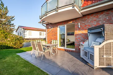 große Terrasse mit Strandkorb