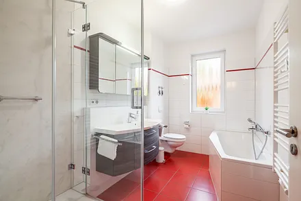 Bad mit Dusche, Badewanne und WC