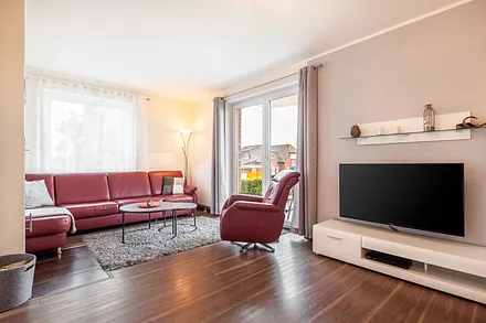 Wohnraum mit Zugang zur großen Terrasse