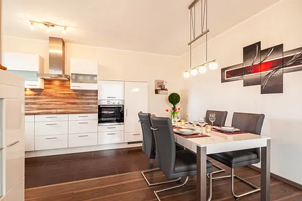 Esstisch mit Küchenbereich