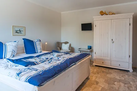 großzügiges Schlafzimmer mit erhöhten Betten, Insektenschutz, Verdunklungsgardinen