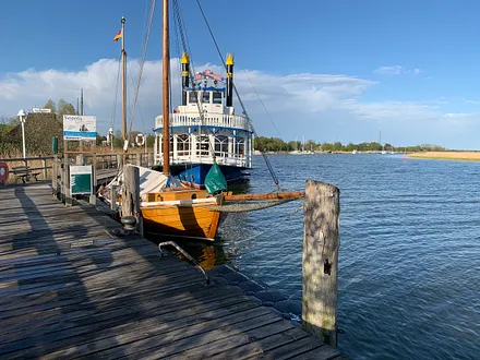 Der Hafen - Ausgangspunkt für Boddenrundfahrten und Tagesausflüge zur Insel Hiddensee