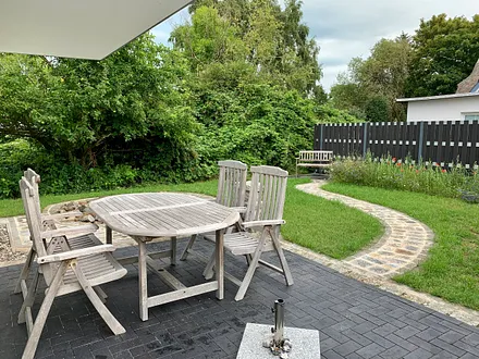 Terrasse mit Bestuhlung und Garten