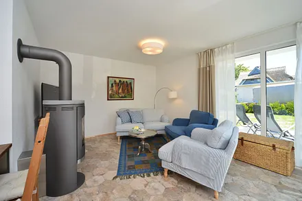 Wohnzimmer mit Kamin  im Erdgeschoß, Zugang zur Südostterrasse