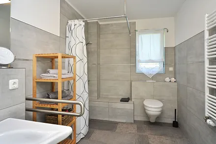 behindertenfreundliches Bad im EG , ebenerdige Dusche mit Sitzbank und  Haltegriffen