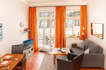 Vom Eingangsbereich Blick ins Wohnzimmer und zum Balkon/Terrasse