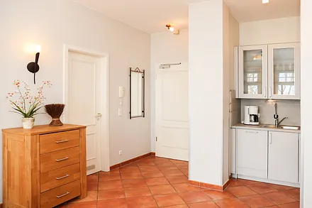 Links Eingangstür, rechts Küche