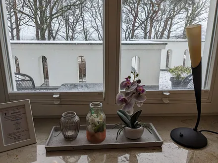 Fenster neben Terassentür mit Blick zur Ostsee und Balkon/Terrasse