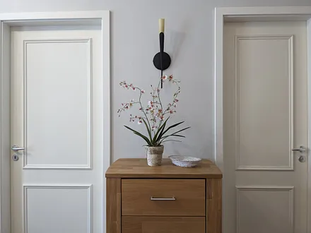 Links Tür zum Schlafzimmer, rechts ins Badezimmer