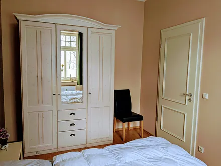 rechts von der Tür im Schlafzimmer an der Wand ein TV Gerät