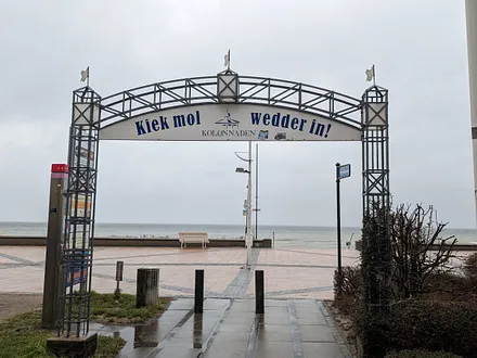 Von den Kolonnaden Blick zur Ostsee über den Baltic Platz