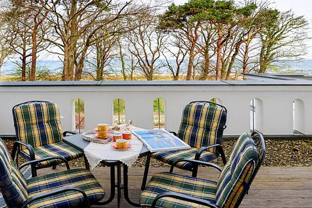 Sitzgruppe auf unserem Balkon, Blick zur Ostsee