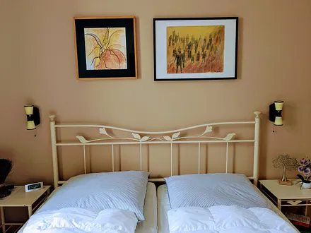 Schlafzimmer mit Doppelbett neu renoviert mit Verdunkelungsgardine 