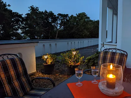 Ein romantischer Abend auf dem Balkon