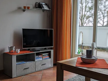 TV, Radio, kleine Bibliothek, Tür zur Terrasse