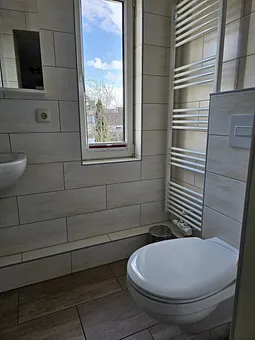 Bad mit Dusche und WC