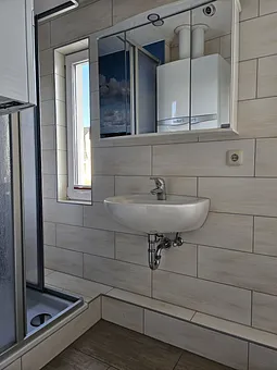 Bad mit Dusche und WC