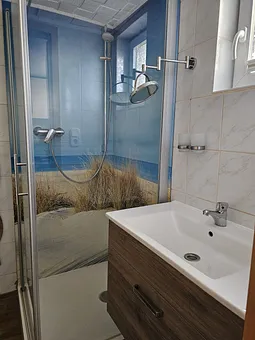 Bad mit Dusche und WC