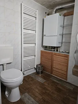 Bad mit Dusche und WC