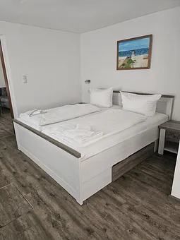 Schlafzimmer mit Doppelbett