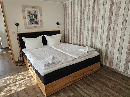 Wohn-Schlafraum mit Boxspringbett