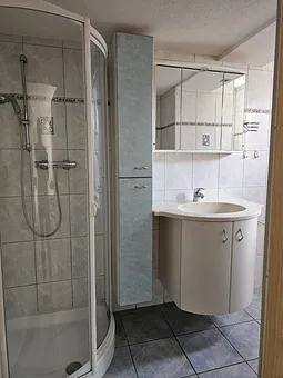 Bad mit Dusche und WC